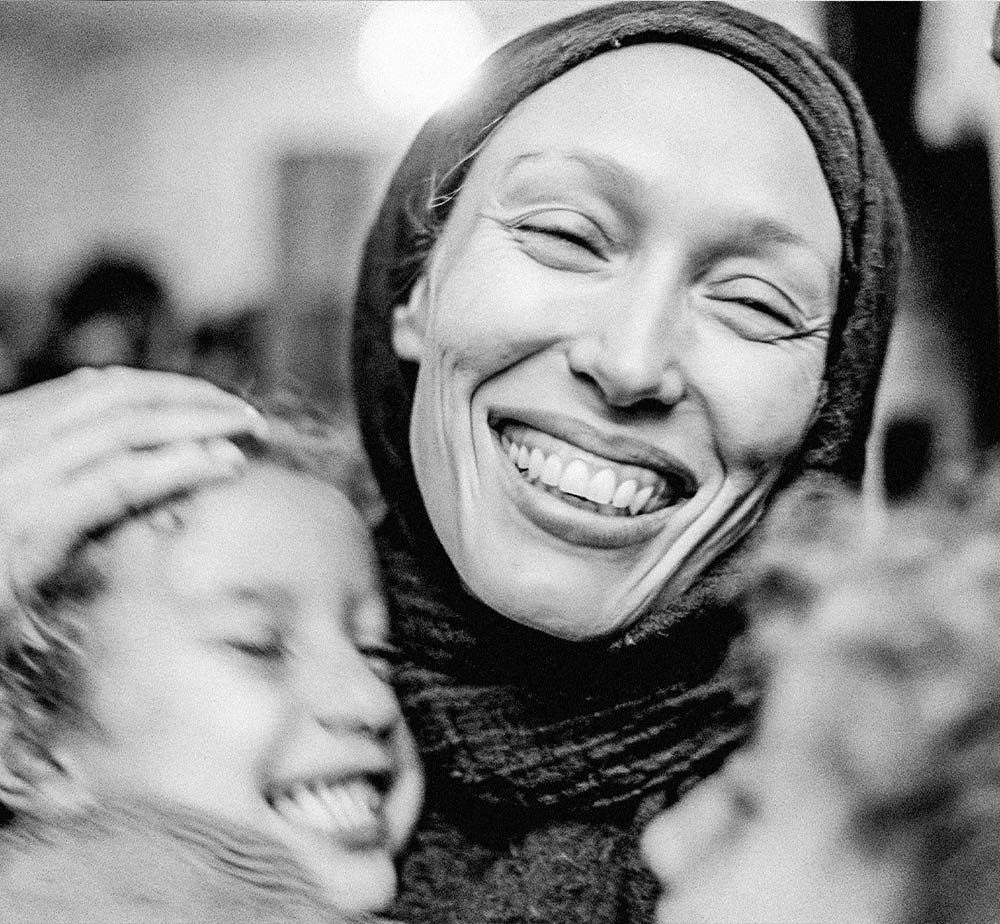 Smiling-mum-with-children