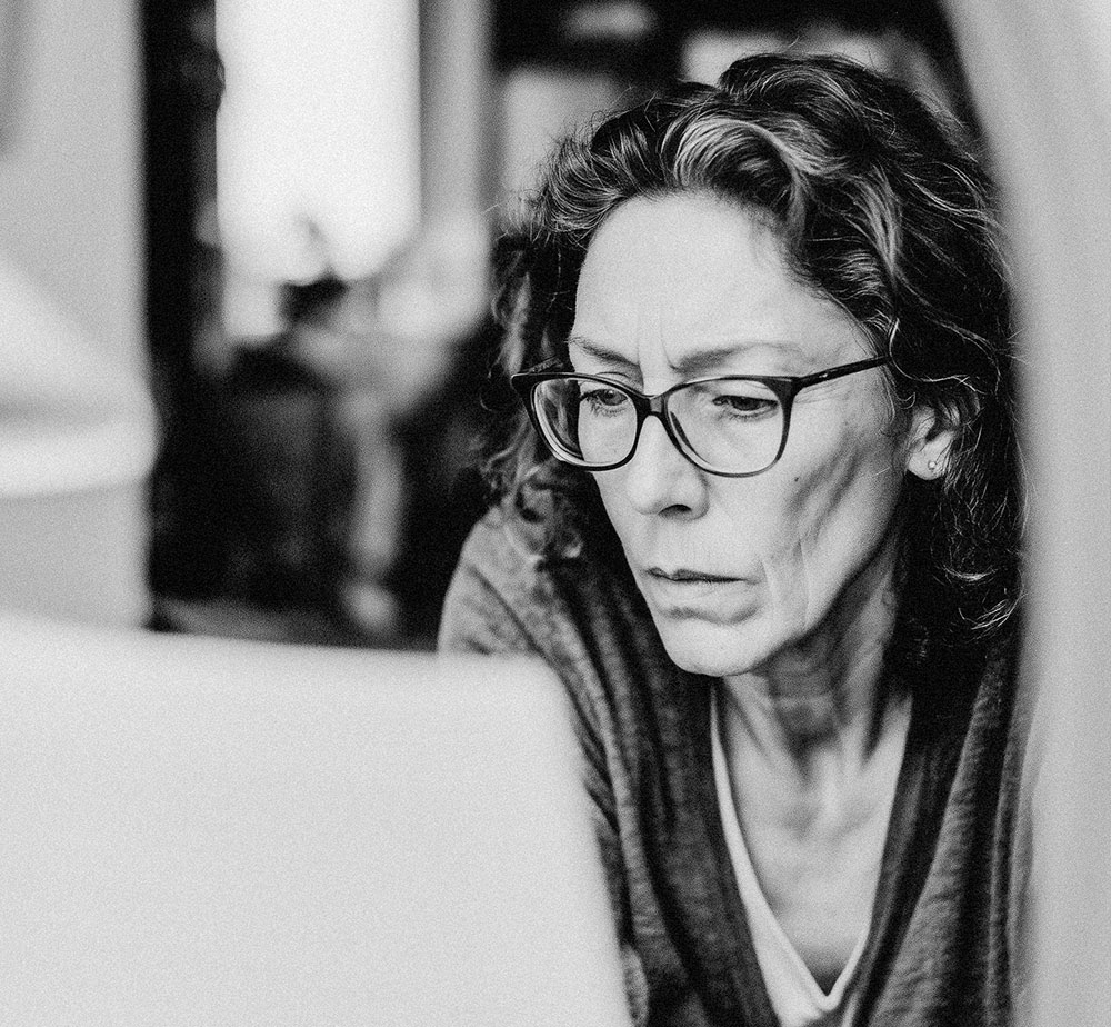 intelligence-solutions-woman-looking-at-screen
